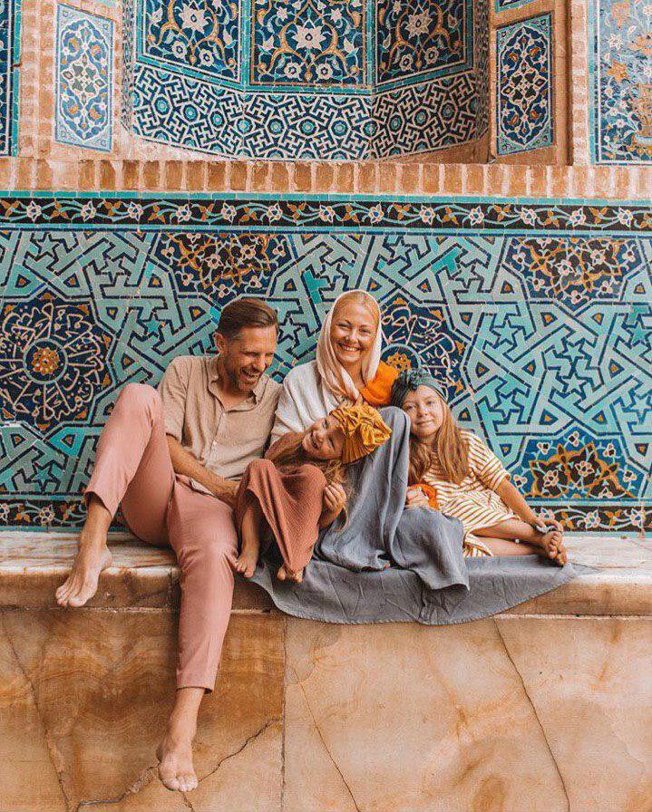عکس های متفاوت خانواده لهستانی در بناهای تاریخی ایران ، سفر به ایران با دخترهای 3 و 6 ساله