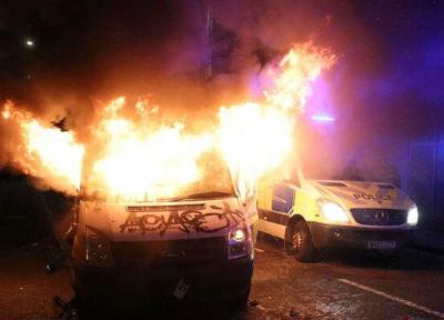 معترضان خودروهای پلیس را در بریستول انگلیس به آتش کشیدند